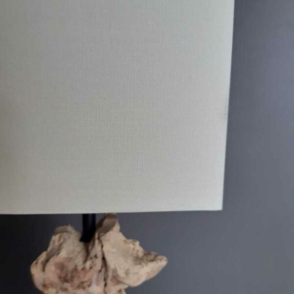 Lampe à poser en bois blanchi – Image 6